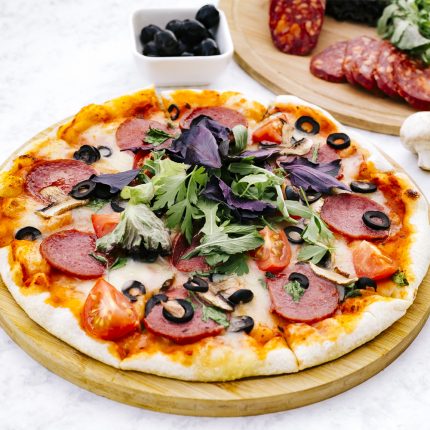 Margherita mit Tomatensoße und Käse